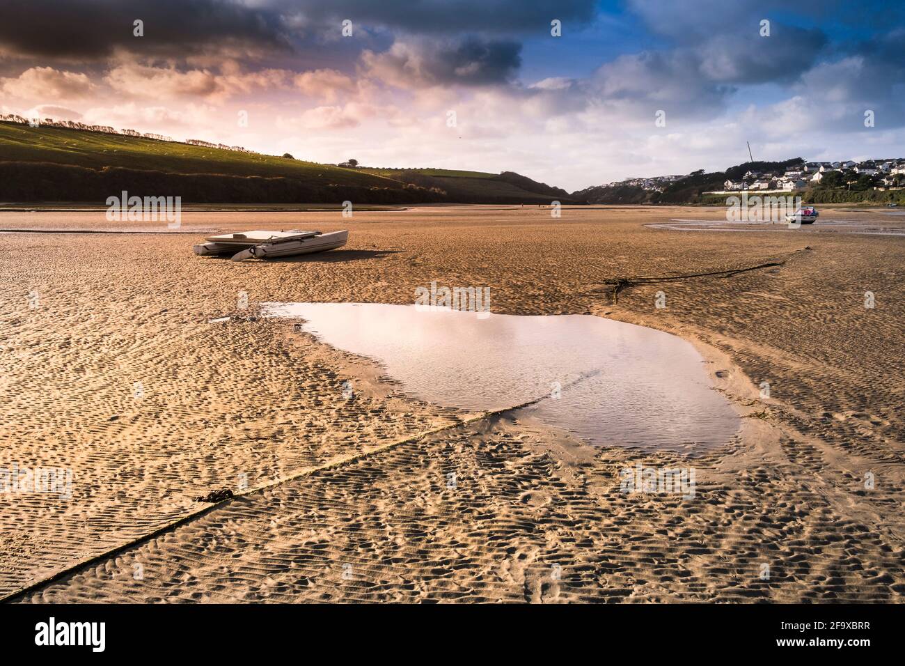 Lumière du soir sur la rivière Gannel à marée basse à Newquay, en Cornouailles. Banque D'Images