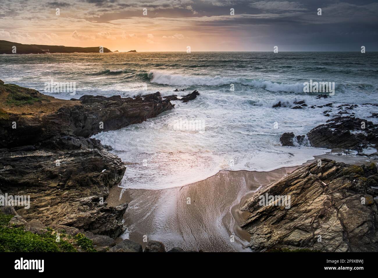 Lumière du soir sur la baie de Fistral à Newquay, dans les Cornouailles. Banque D'Images