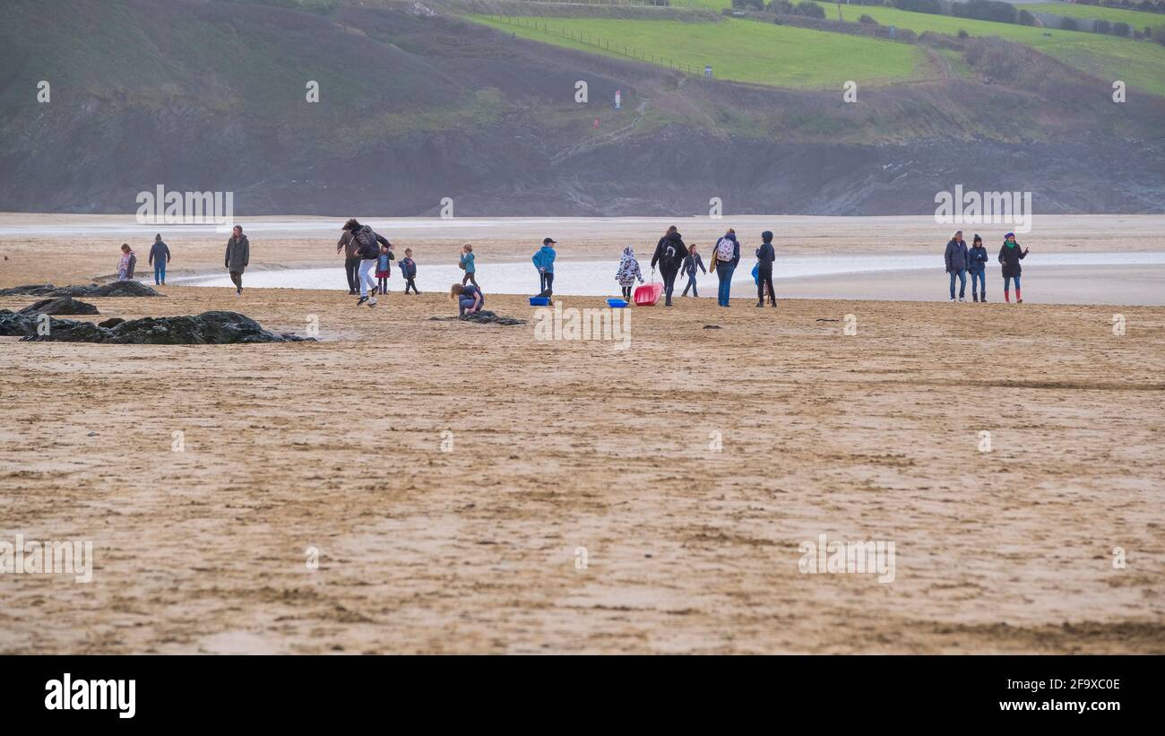 Une image panoramique des gens qui s'amusent sur Crantock Beach à Newquay, en Cornouailles. Banque D'Images