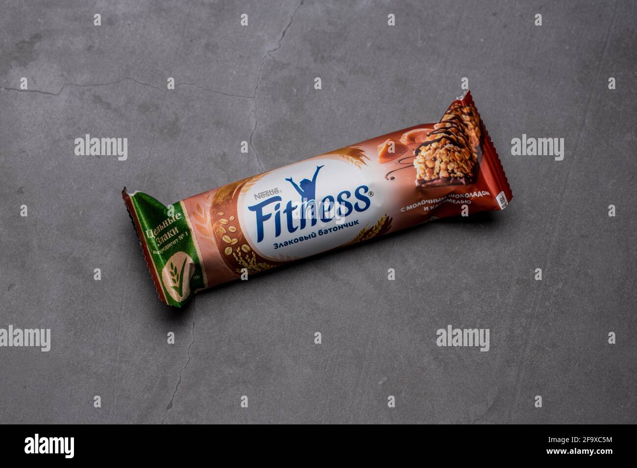 Moscou, Russie - avril 22 2021 : barre de céréales wholegrain Nestlé Fitness sur fond sombre. Banque D'Images