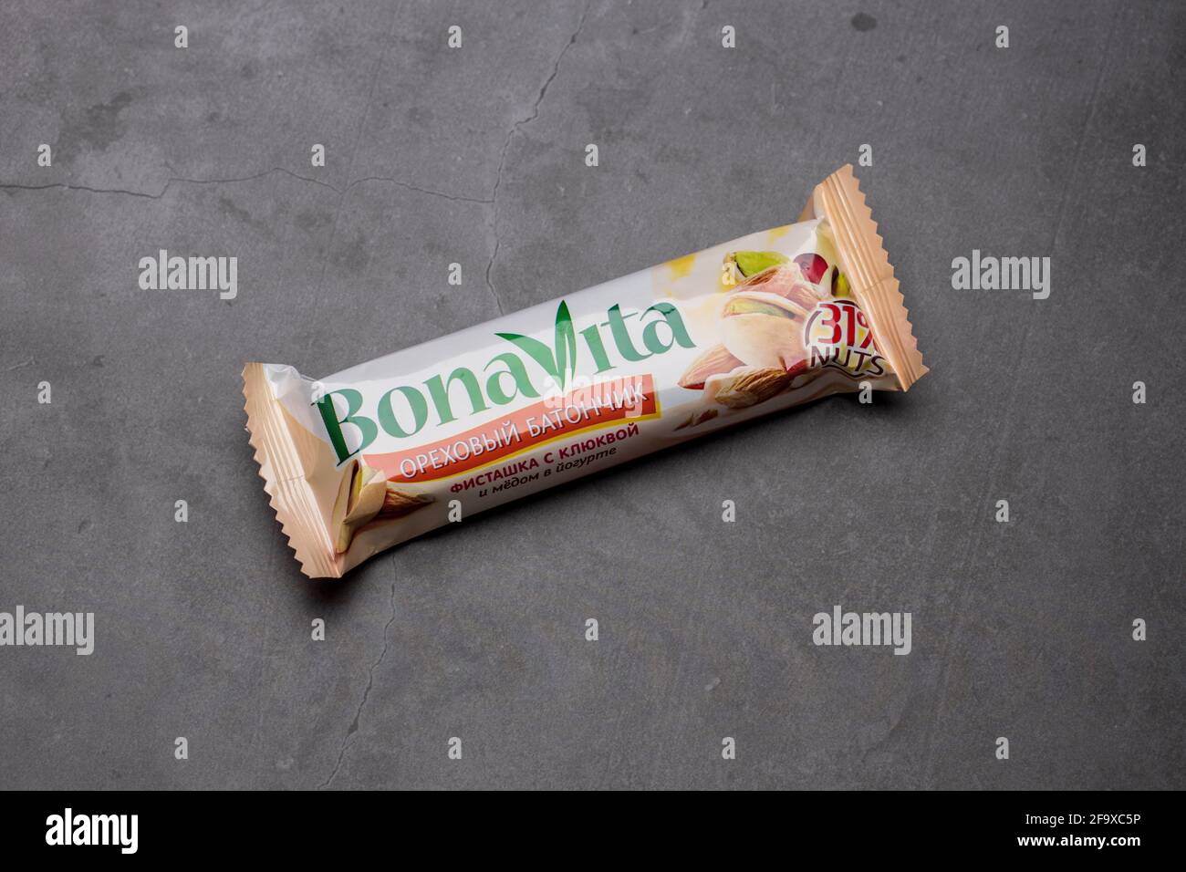 Moscou, Russie - avril 22 2021 : barre de céréales bona Vita wholegrain sur fond sombre. Banque D'Images