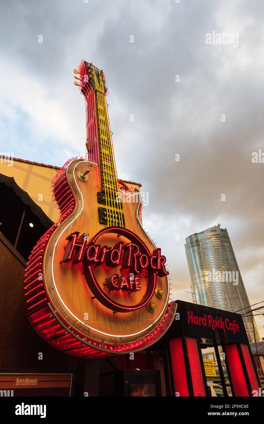 Tokyo, Japon - 11 décembre 2015 : le signe emblématique du restaurant Hard Rock Cafe à Roppongi, Tokyo, Japon. Le bâtiment Mori est en arrière-plan. Banque D'Images