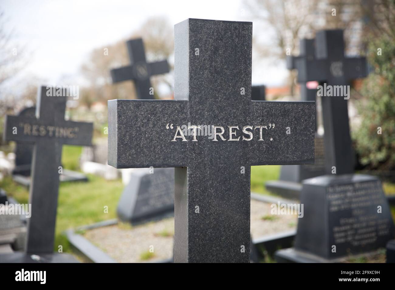 Un hommage aux morts avec une croix de cimetière et l'hommage au repos imprimé dessus. Banque D'Images