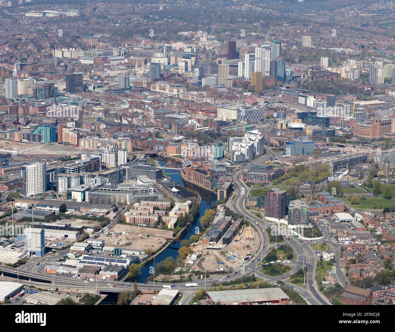 Vue aérienne du centre-ville de Leeds, West Yorkshire, nord de l'Angleterre, Royaume-Uni, depuis l'est, en regardant la rivière aire, montrant un nouveau développement au bord de la rivière Banque D'Images
