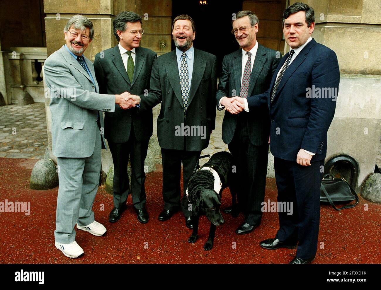 (DE GAUCHE À DROITE) DR MIKE DEXTER (WELLCOME TRUST), SECRÉTAIRE DU COMMERCE ET DE L'INDUSTRIE STEPHEN BYERS, DAVID BLUNKETT, SIR MALCOLM CADBURY (WELLCOME TRUST) ET RT. HON. GORDON BROWN PHOTO ANDY PARADISE Banque D'Images
