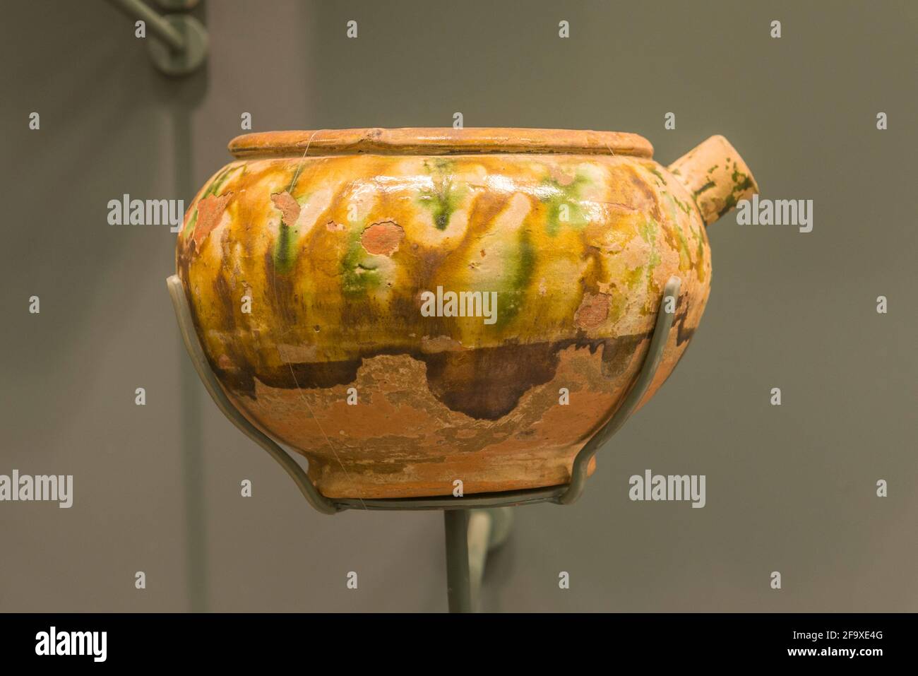 Pot en poterie émaillée tricolore de la dynastie Tang, découvert dans le district de Miyun, Pékin, Chine. Musée de la capitale de Beijing. Banque D'Images