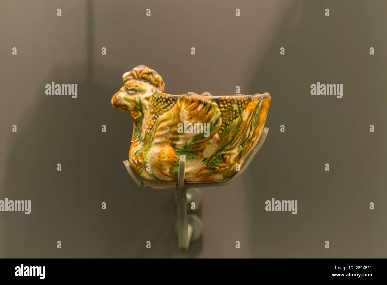 Coupe en poterie émaillée tricolore de la dynastie Tang, mise au jour dans le district de Miyun, Pékin, Chine. Musée de la capitale de Beijing. Banque D'Images