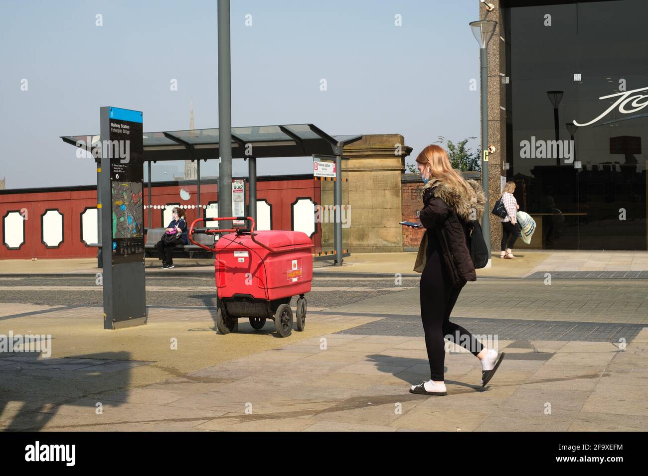 Un chariot de livraison Royal Mail fixé à un lampadaire à Preston, Lancashire, Royaume-Uni. Banque D'Images