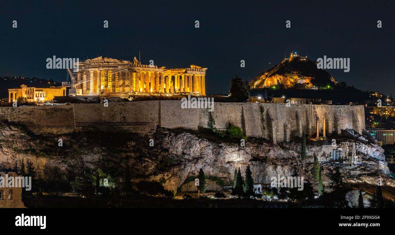 Une photo de l'Acropole d'Athènes, en particulier du Parthénon, vu de nuit depuis la colline de Filopappou. Banque D'Images