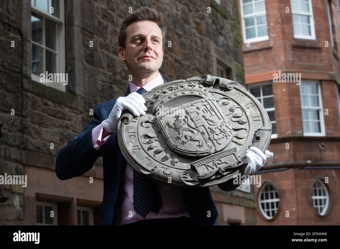 Charlie Thomson, directeur des ventes de la maison, détient l'un des quatre panneaux d'armoiries en chêne sculpté de la maison de la reine Regent's, Blythe's Close, à Édimbourg, qui montre les armes impatées du roi James V d'Écosse et de Mary Guise (les parents de Mary Queen of Scots). Les panneaux d'armes vendus aux enchères pour £17,750 à la Bonhams Edinburgh Dunrobin Attic sale, une vente aux enchères de centaines d'articles trouvés dans les attiques et les caves du château de Dunrobin à Sutherland, le siège familial du 25ème comte de Sutherland. Date de la photo: Mercredi 21 avril 2021. Banque D'Images