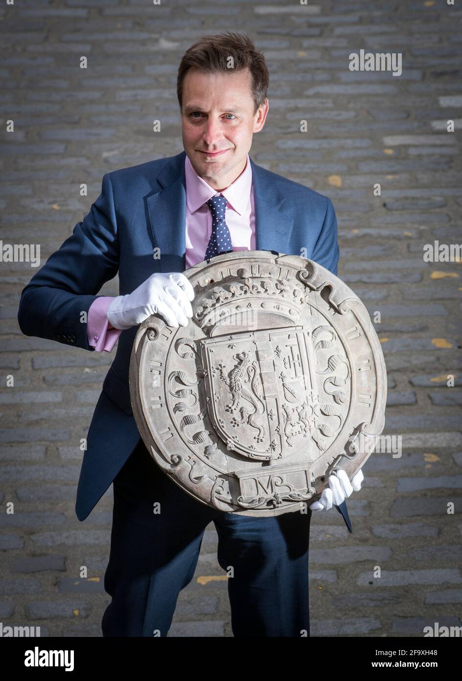 Charlie Thomson, directeur des ventes de la maison, détient l'un des quatre panneaux d'armoiries en chêne sculpté de la maison de la reine Regent's, Blythe's Close, à Édimbourg, qui montre les armes impatées du roi James V d'Écosse et de Mary Guise (les parents de Mary Queen of Scots). Les panneaux d'armes vendus aux enchères pour £17,750 à la Bonhams Edinburgh Dunrobin Attic sale, une vente aux enchères de centaines d'articles trouvés dans les attiques et les caves du château de Dunrobin à Sutherland, le siège familial du 25ème comte de Sutherland. Date de la photo: Mercredi 21 avril 2021. Banque D'Images