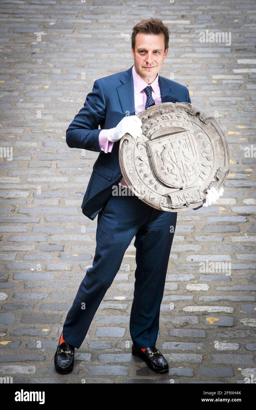 Charlie Thomson, directeur des ventes de la maison, détient l'un des quatre panneaux d'armoiries en chêne sculpté de la maison de la reine Regent's, Blythe's Close, à Édimbourg, qui montre les armes impatées du roi James V d'Écosse et de Mary Guise (les parents de Mary Queen of Scots). Les panneaux d'armes vendus aux enchères pour £17,750 à la Bonhams Edinburgh Dunrobin Attic sale, une vente aux enchères de centaines d'articles trouvés dans les attiques et les caves du château de Dunrobin à Sutherland, le siège familial du 25ème comte de Sutherland. Date de la photo: Mercredi 21 avril 2021. Banque D'Images