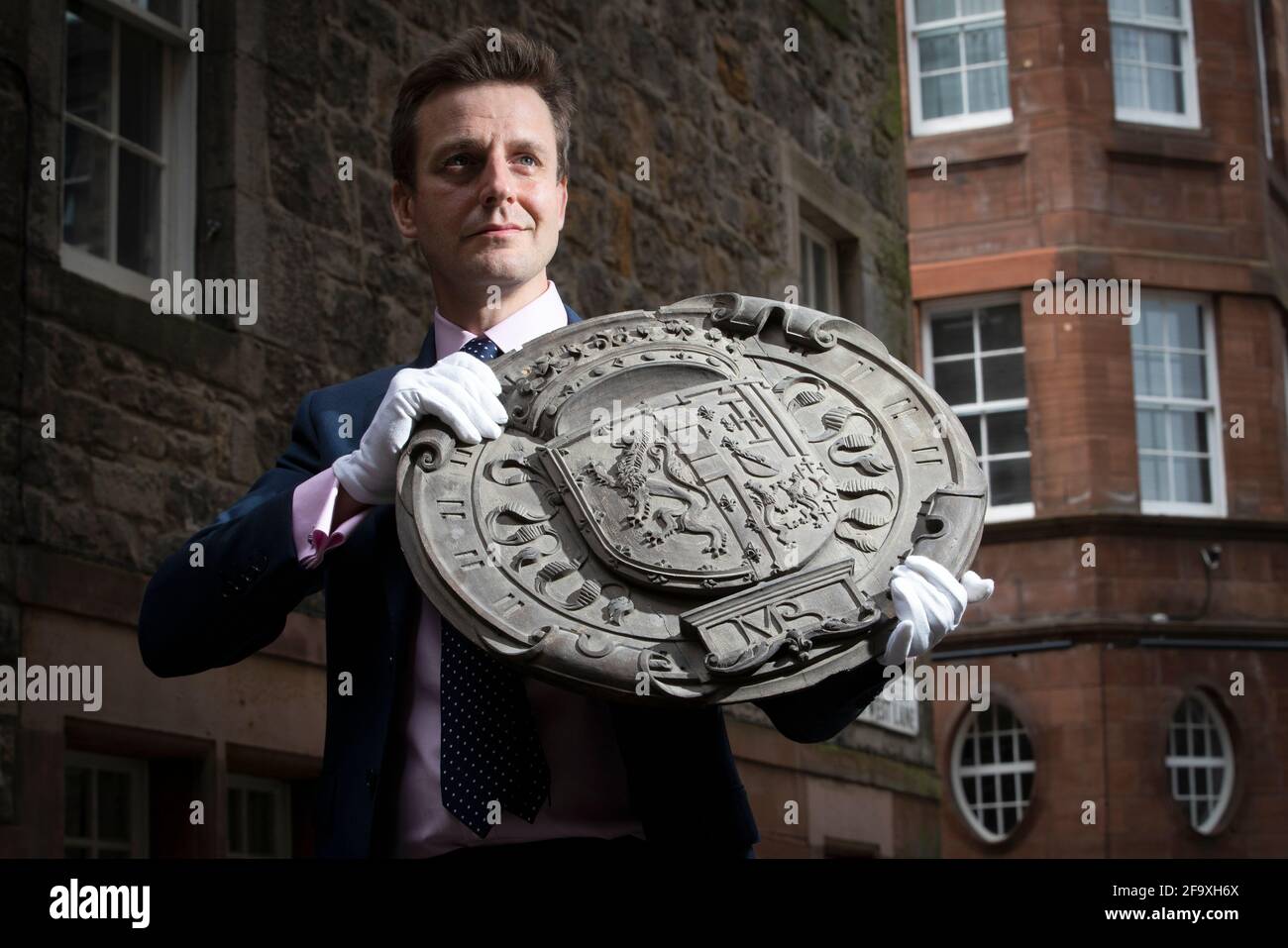 Charlie Thomson, directeur des ventes de la maison, détient l'un des quatre panneaux d'armoiries en chêne sculpté de la maison de la reine Regent's, Blythe's Close, à Édimbourg, qui montre les armes impatées du roi James V d'Écosse et de Mary Guise (les parents de Mary Queen of Scots). Les panneaux d'armes vendus aux enchères pour £17,750 à la Bonhams Edinburgh Dunrobin Attic sale, une vente aux enchères de centaines d'articles trouvés dans les attiques et les caves du château de Dunrobin à Sutherland, le siège familial du 25ème comte de Sutherland. Date de la photo: Mercredi 21 avril 2021. Banque D'Images
