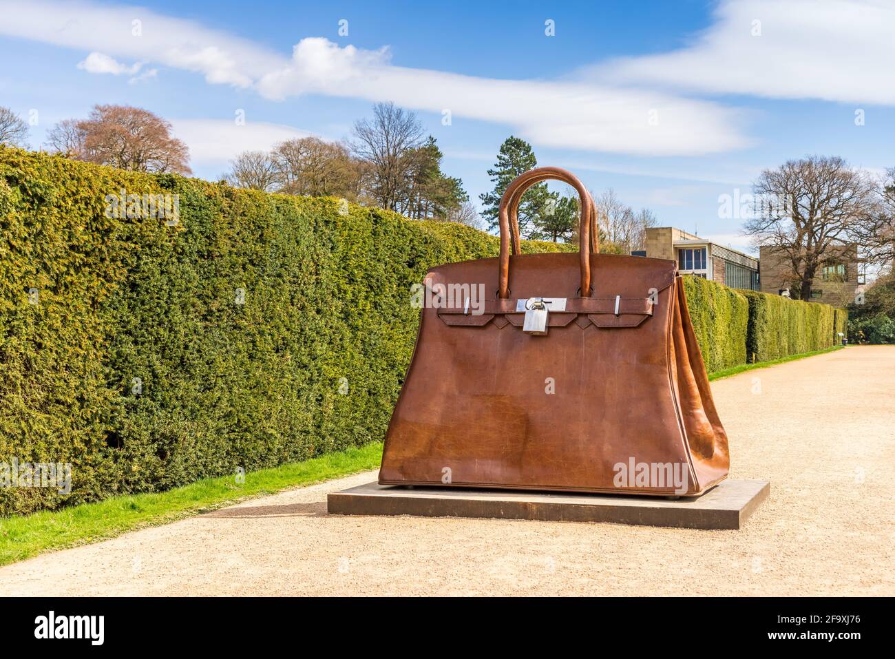 Exposition extérieure de la sculpture Kalliopi Lemos Bag of aspirations dans les environs pittoresques du Yorkshire Sculpture Park près de Wakefield, Royaume-Uni. Banque D'Images