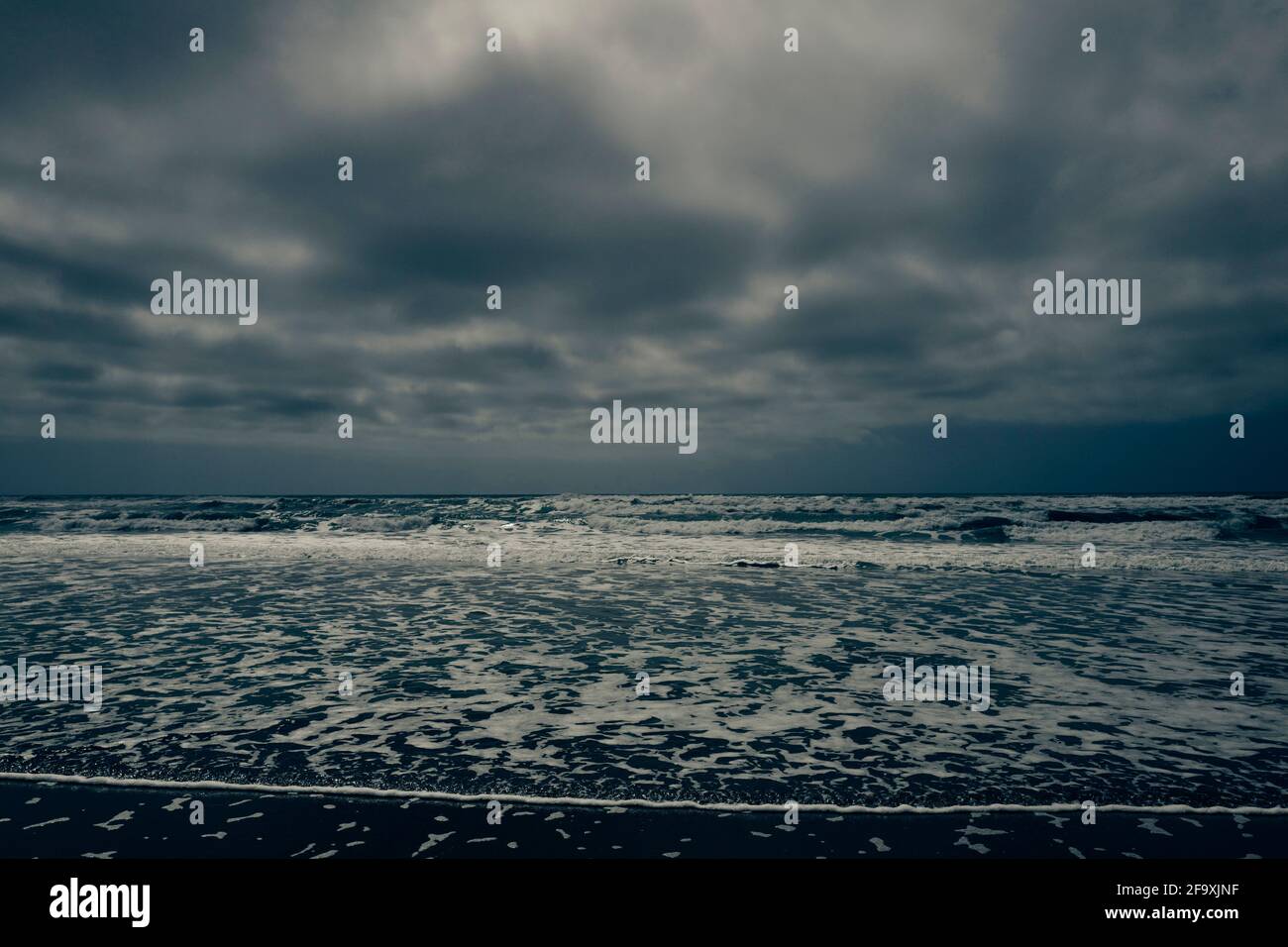 Un ciel sombre au-dessus de la plage de Sandomouth, dans les Cornouailles lorsqu'une tempête entre Banque D'Images