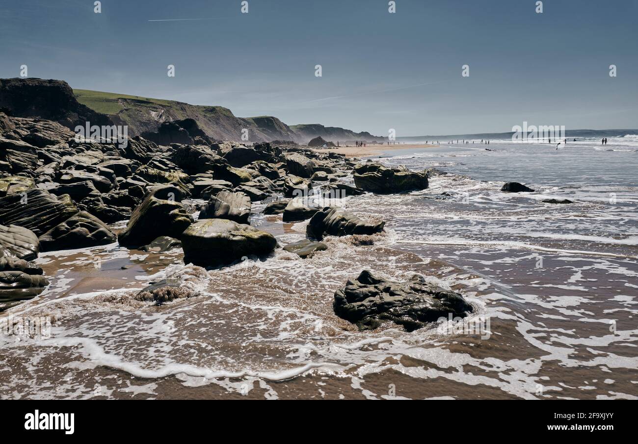 Plage de Sandimouth, Cornouailles par une journée ensoleillée Banque D'Images