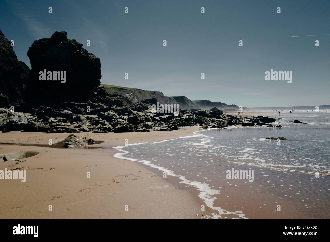 Plage de Sandimouth, Cornouailles par une journée ensoleillée Banque D'Images