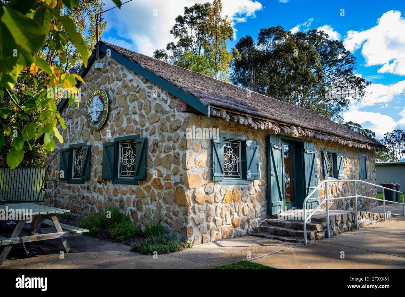 Replica Crofters' Cottage («taigh dubh»- maison noire) aux pierres sur pied australiennes, Glen Innes, Nouvelle-Galles du Sud Australie Banque D'Images