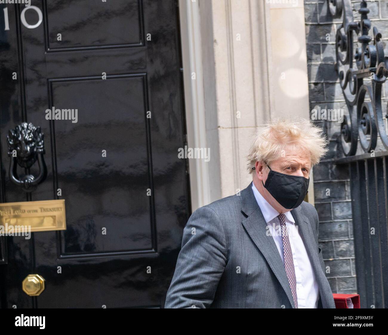 Londres, Royaume-Uni. 21 avril 2021. Boris Johnson, député Premier ministre quitte 10 Downing Street pour les questions du premier ministre crédit : Ian Davidson/Alay Live News Banque D'Images