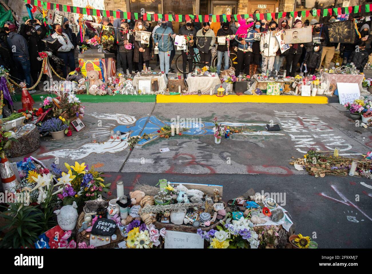 Les gens réagissent au jugement de première instance de Derek Chauvin à George Floyd Square, à l'angle de la 38e rue et de l'avenue Chicago, le 20 avril 2021 à Minneapolis, Minnesota. Photo : Chris Tuite /ImageSPACE/MediaPunch Banque D'Images