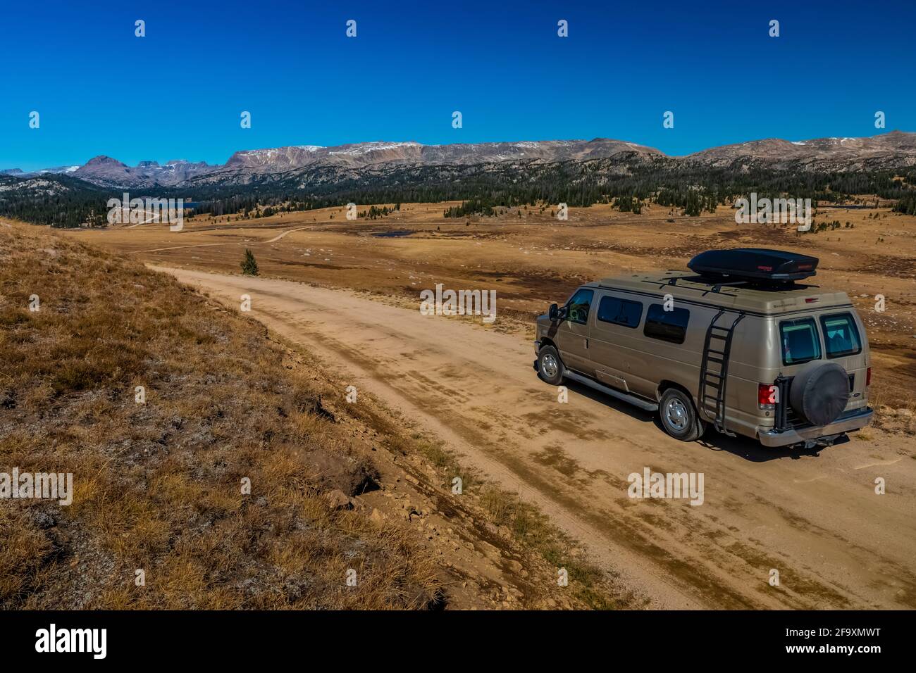 Fourgonnette de camping explorant la route arrière de la Beartooth Highway, Beartooth Mountains, Shoshone National Forest, Wyoming, États-Unis Banque D'Images