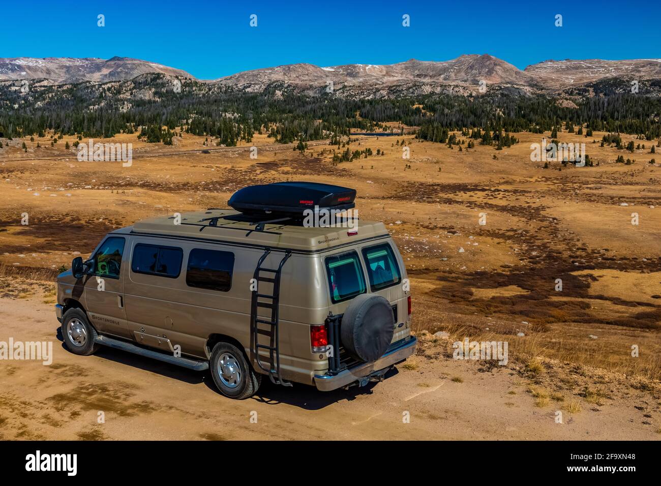 Fourgonnette de camping explorant la route arrière de la Beartooth Highway, Beartooth Mountains, Shoshone National Forest, Wyoming, États-Unis Banque D'Images