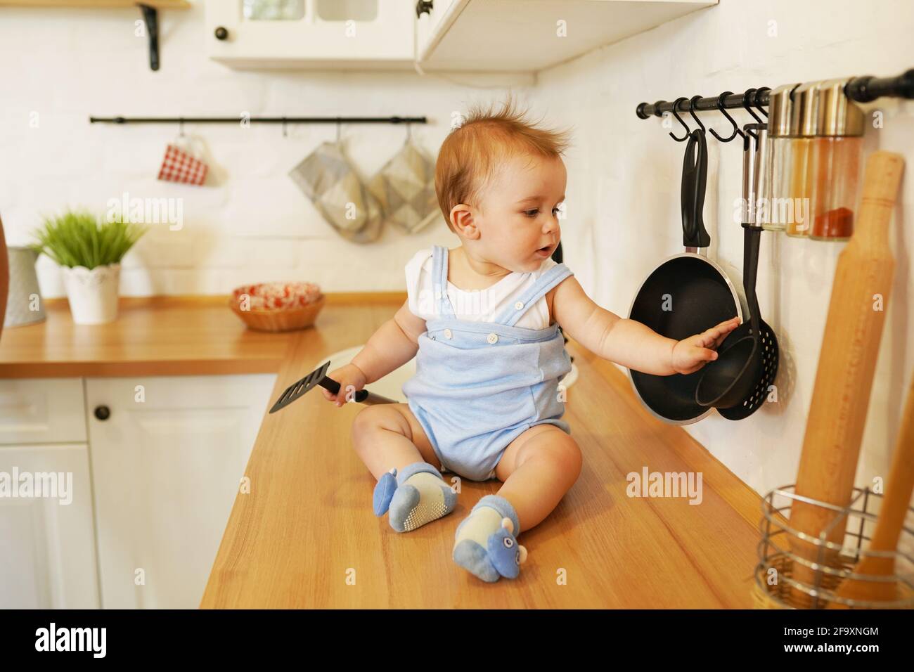 Mignon Enfant Bebe Garcon De 1 Ans Assis Sur Le Table Avec Grande Cuillere Dans La Cuisine Photo Stock Alamy Mignon Enfant Bebe Garcon De 1 Ans Assis Sur Le Table Avec Grande Cuillere Dans La Cuisine Photo Stock Alamy