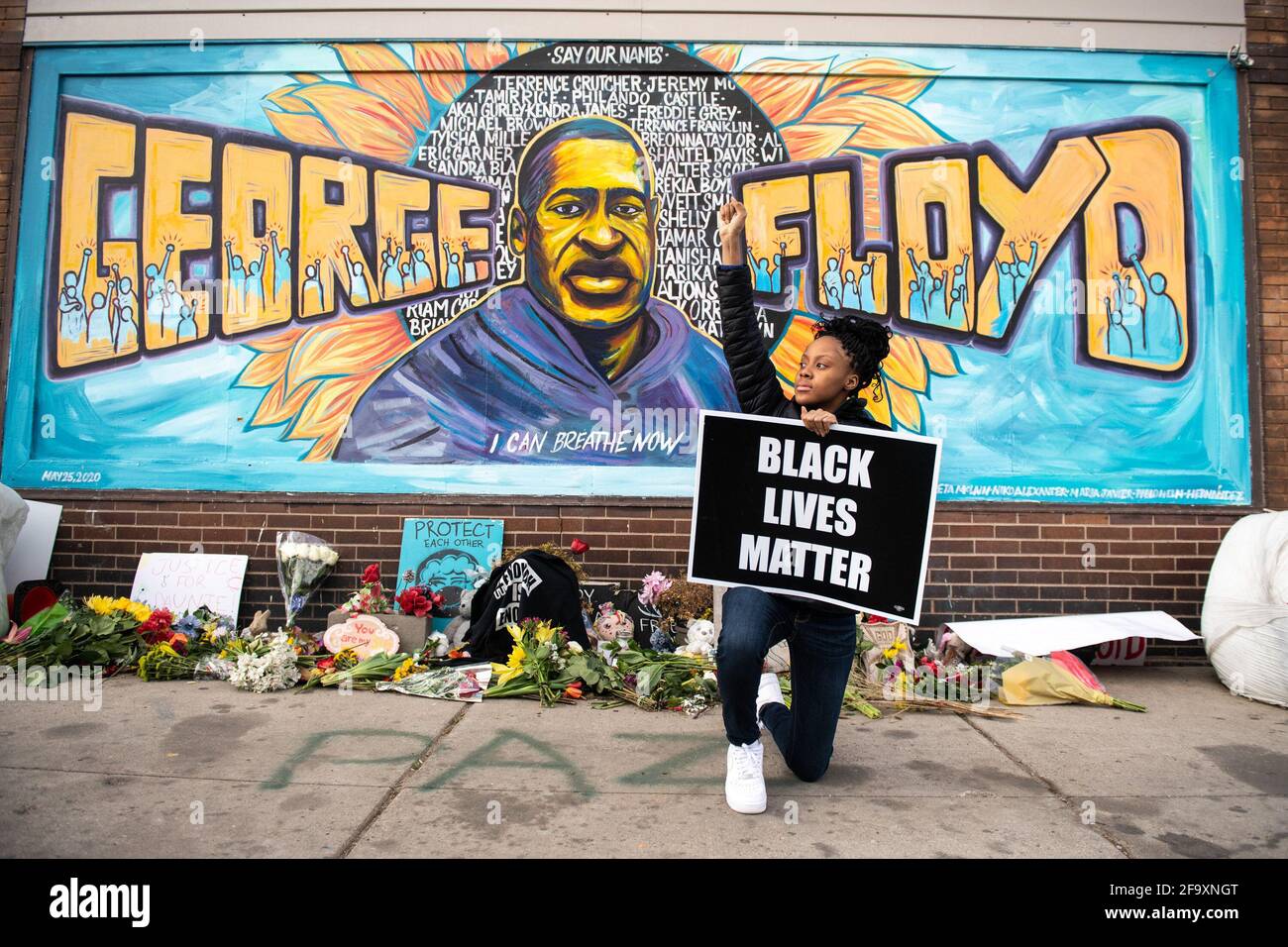Les gens réagissent au jugement de première instance de Derek Chauvin à George Floyd Square, à l'angle de la 38e rue et de l'avenue Chicago, le 20 avril 2021 à Minneapolis, Minnesota. Photo : Chris Tuite /ImageSPACE/MediaPunch Banque D'Images