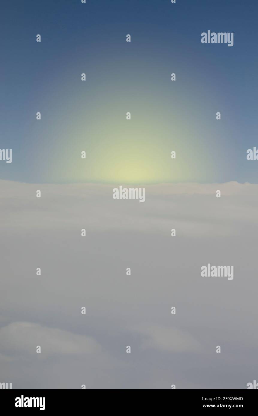 ciel bleu et nuages blancs, fond et texture au-dessus des nuages. nuages de coton avec le soleil levant Banque D'Images