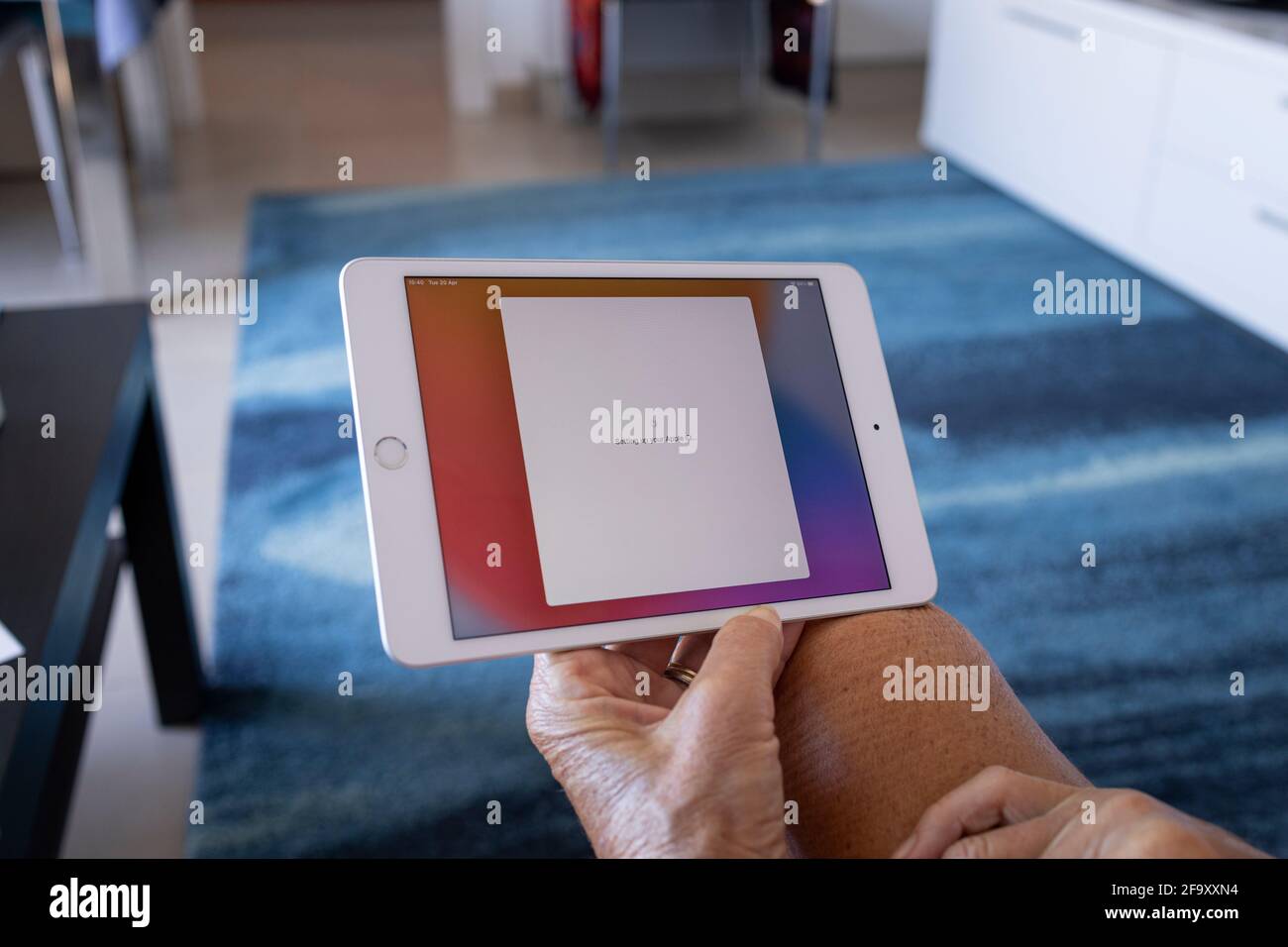 Femme plus âgée qui a configuré son identifiant Apple sur un nouveau Écran de la tablette Apple iPad Banque D'Images