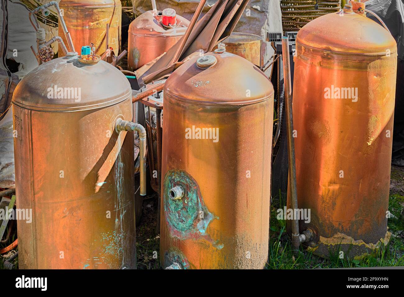 Collecte de réservoirs d'eau en cuivre non utilisés. Banque D'Images