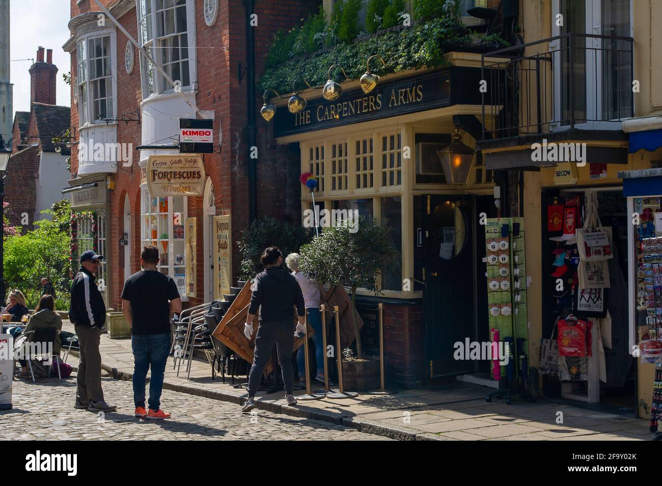 Windsor, Berkshire, Royaume-Uni. 21 avril 2021. Le pub Carpenter's Arms est prêt à rouvrir. La reine Elizabeth II passe aujourd'hui son 95e anniversaire au château de Windsor à la suite du triste décès de son mari, le prince Philip, duc d'Édimbourg. Le Royal Standard de cérémonie volait sur le château de Windsor, mais la ville était très calme ce matin. Crédit : Maureen McLean/Alay Live News Banque D'Images