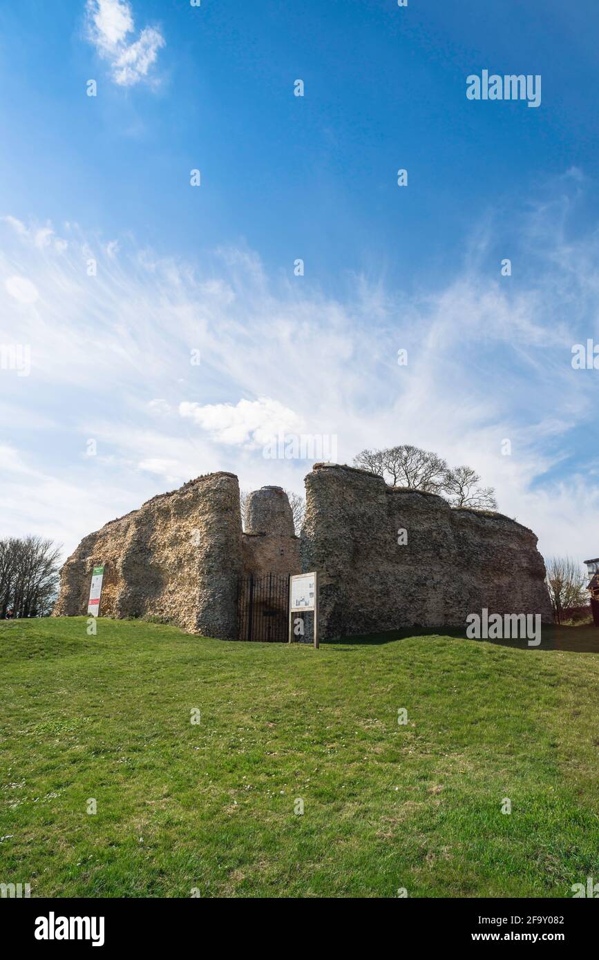 Château de Walden, vue sur les ruines du château de Walden, une ancienne structure défensive normande située sur Castle Hill à Saffron Walden, Essex, Angleterre. Banque D'Images