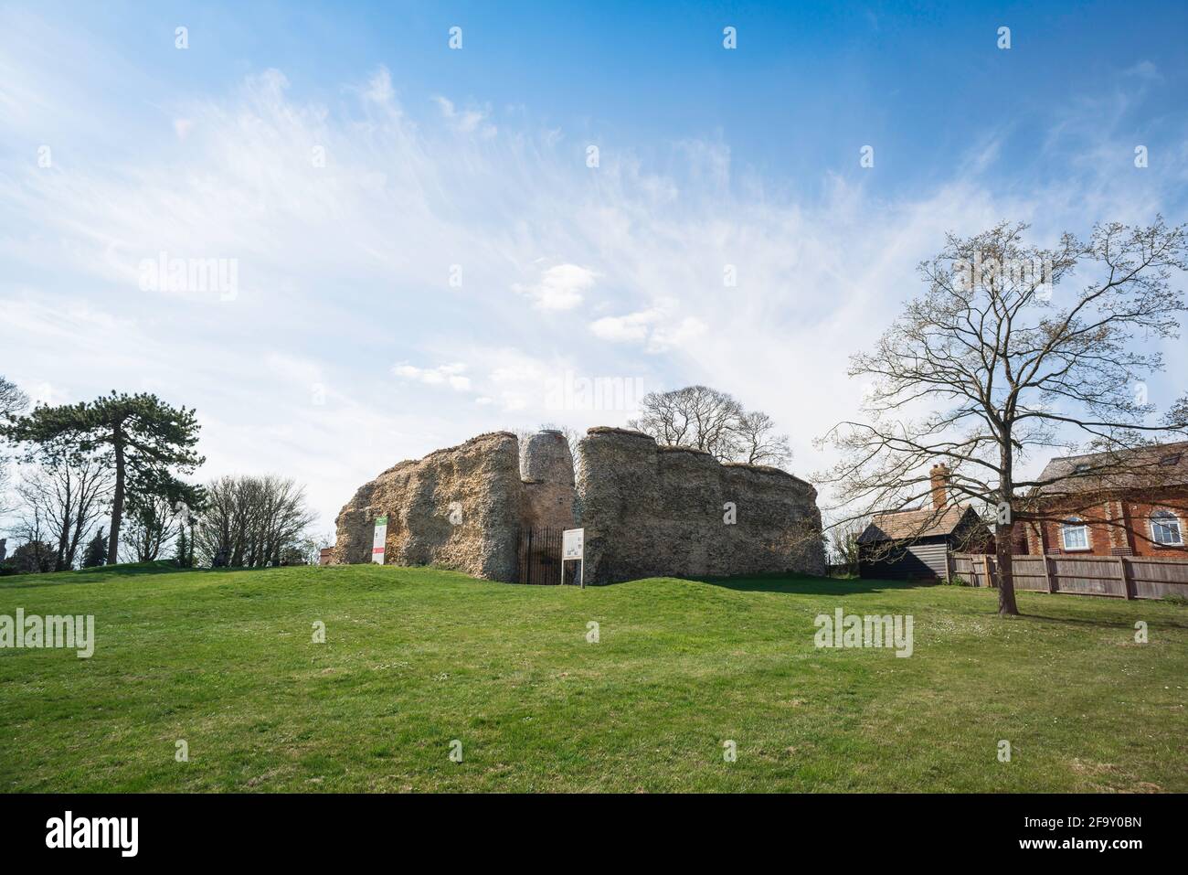 Château de Walden, vue sur les ruines du château de Walden, une ancienne structure défensive normande située sur Castle Hill à Saffron Walden, Essex, Angleterre. Banque D'Images