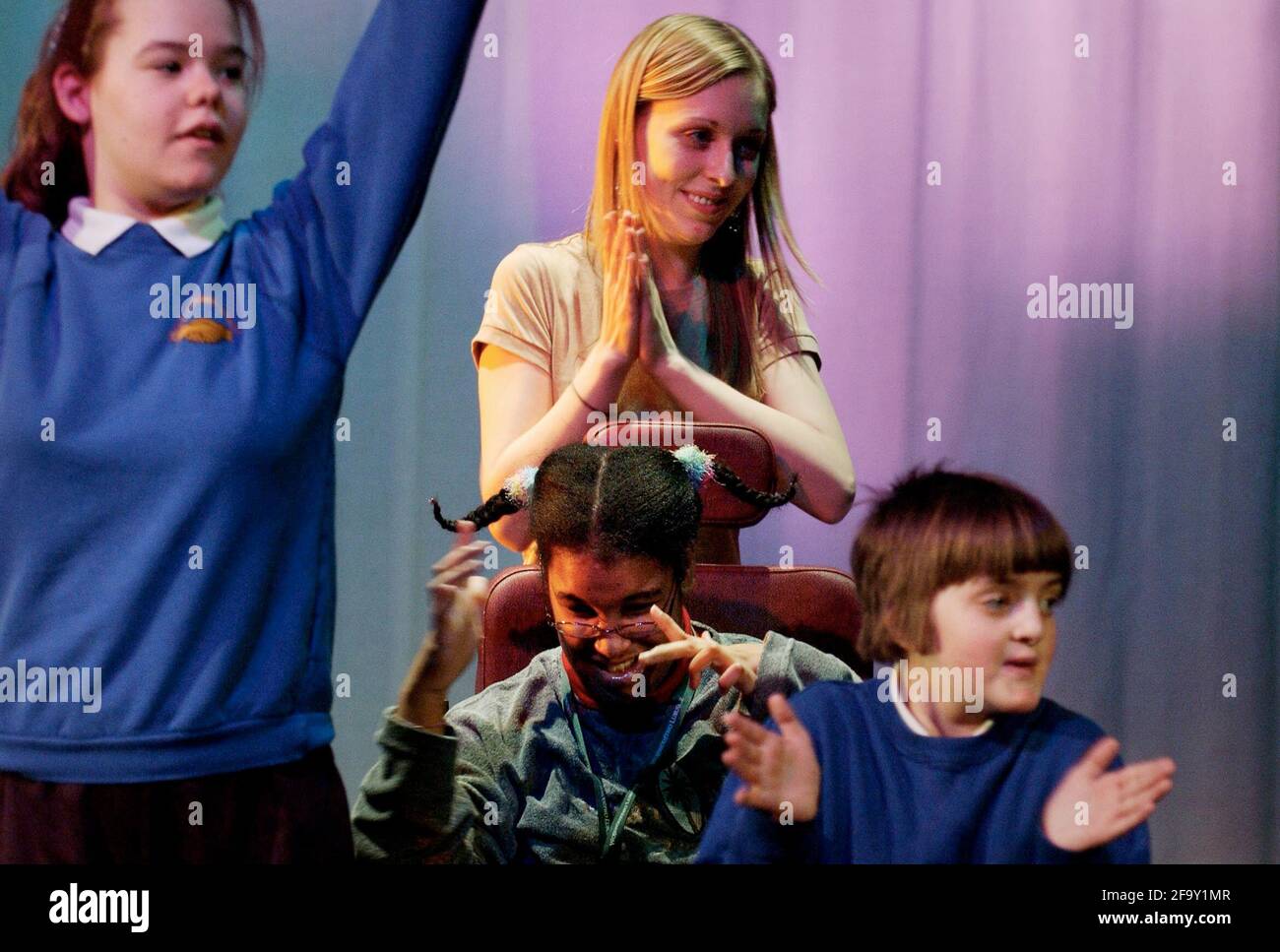 LES ÉLÈVES DE LA SIXIÈME FORME AU COLLÈGE SIXFORM DE FARNBOROUGH METTENT TOGRTHER UNE PRODUCTION DE DANSE AVEC DES ÉLÈVES AYANT DE GRAVES DIFFICULTÉS D'APPRENTISSAGE DE L'ÉCOLE HENRY TINDALE. 23/2/05 PILSTON Banque D'Images