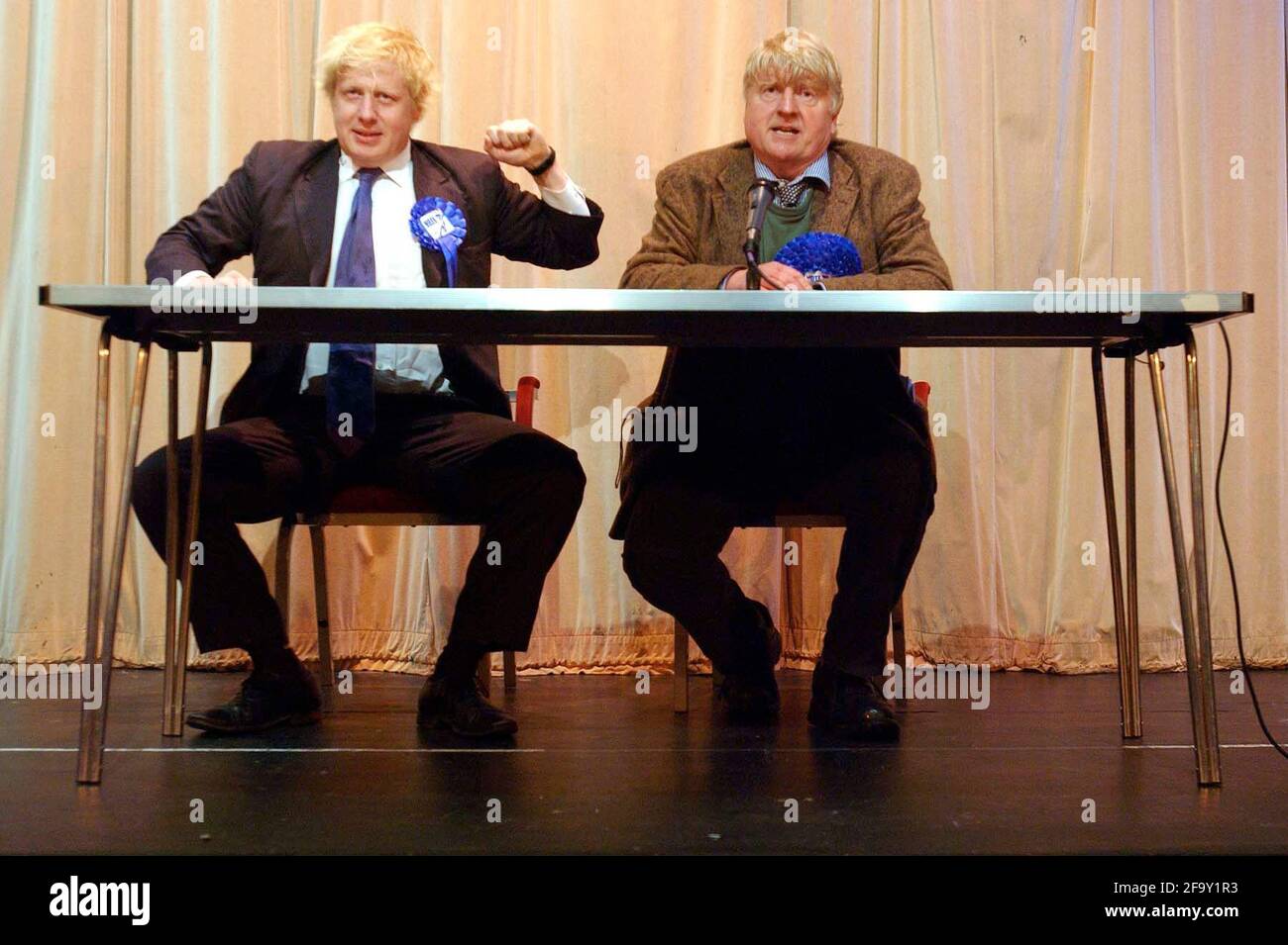 BORIS JOHNSON VIENT À TEIGNMOUTH DANS DEVON L'AIDE DE SON PÈRE,STANLEY FAIRE UN PEU DE CAMPAGNE.22 AVRIL 2005 TOM PILSTON Banque D'Images