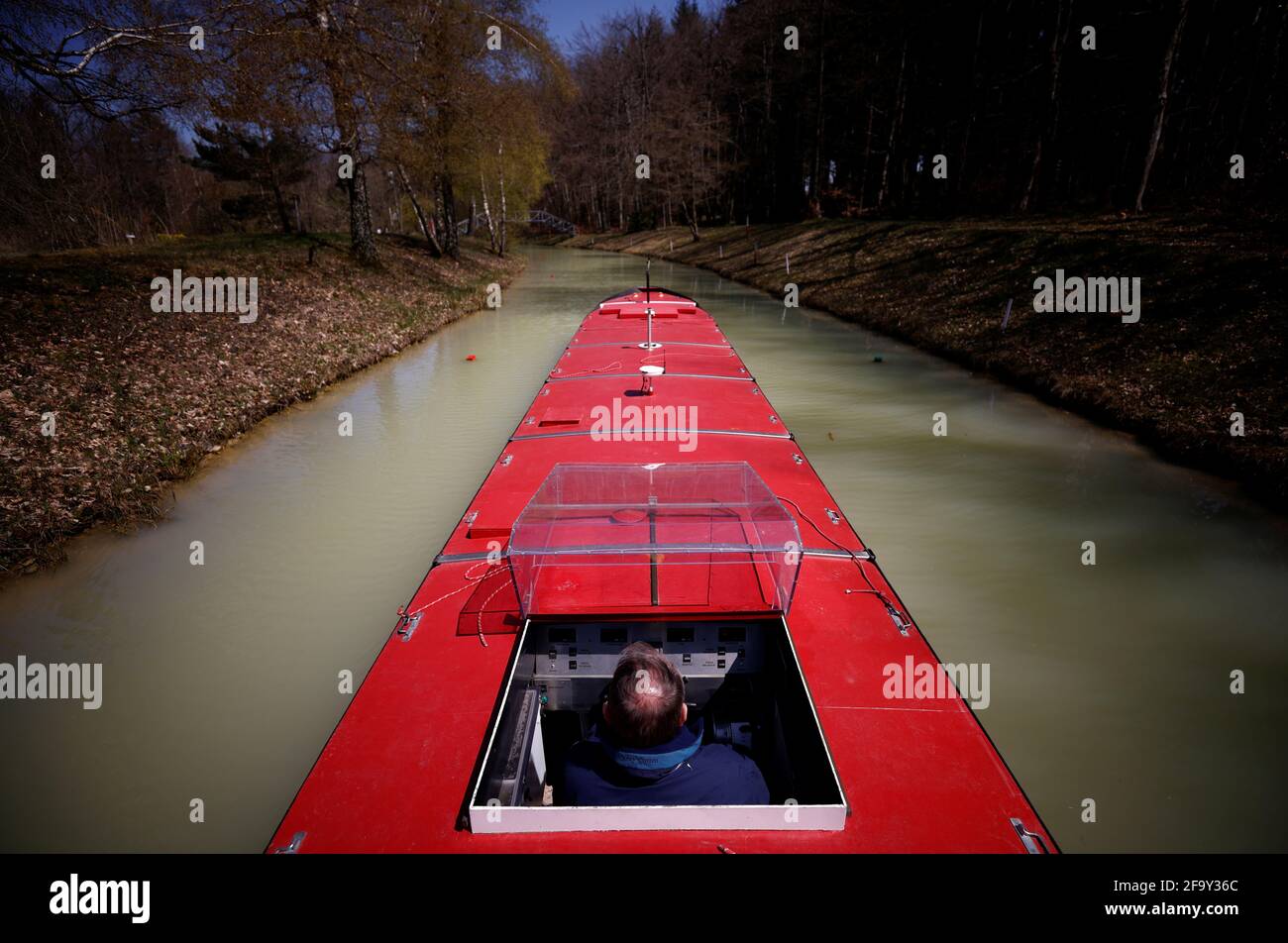 Le 19 avril 2021, François Mayor, directeur général de Port Revel, dirige  un modèle réduit d'un pétrolier, appelé la Bretagne, sur une partie  miniaturisée du canal de Suez au Centre de formation