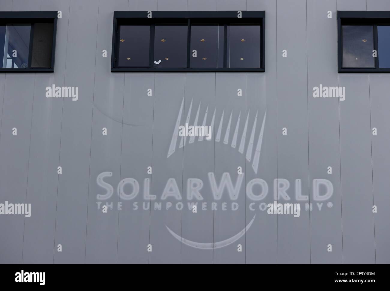 Freiberg, Allemagne. 21 avril 2021. Le logo fade de Solarworld peut encore être vu au nouveau siège du fabricant de modules solaires Meyer Burger. L'usine doit être officiellement ouverte ici du 26 mai. C'est presque exactement dix ans après l'ouverture de Solarworld. Les machines sont actuellement en cours d'installation et les chaînes de production sont préparées. L'entreprise suisse avait repris l'usine du fabricant de modules solaires Solarworld, en faillite, à Freiberg l'année dernière. Credit: Jan Woitas/dpa-Zentralbild/dpa/Alay Live News Banque D'Images