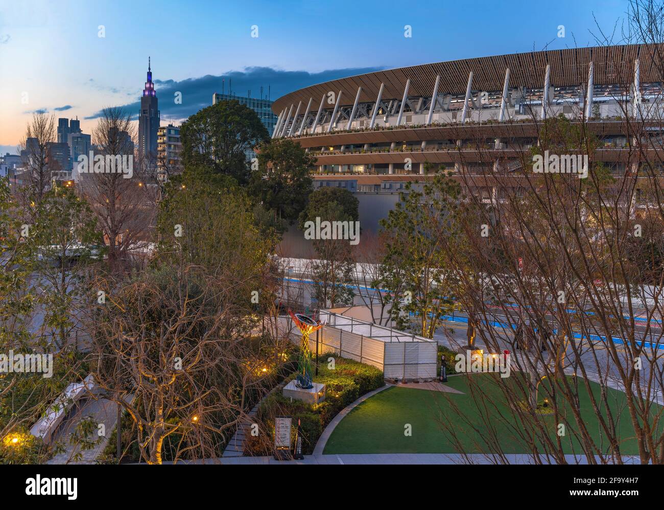 tokyo, japon - février 8 2021 : coucher de soleil à grand angle sur la place olympique sportive japonaise avec le stade national olympique de 2020 et le NTT DoCoMo YOY Banque D'Images