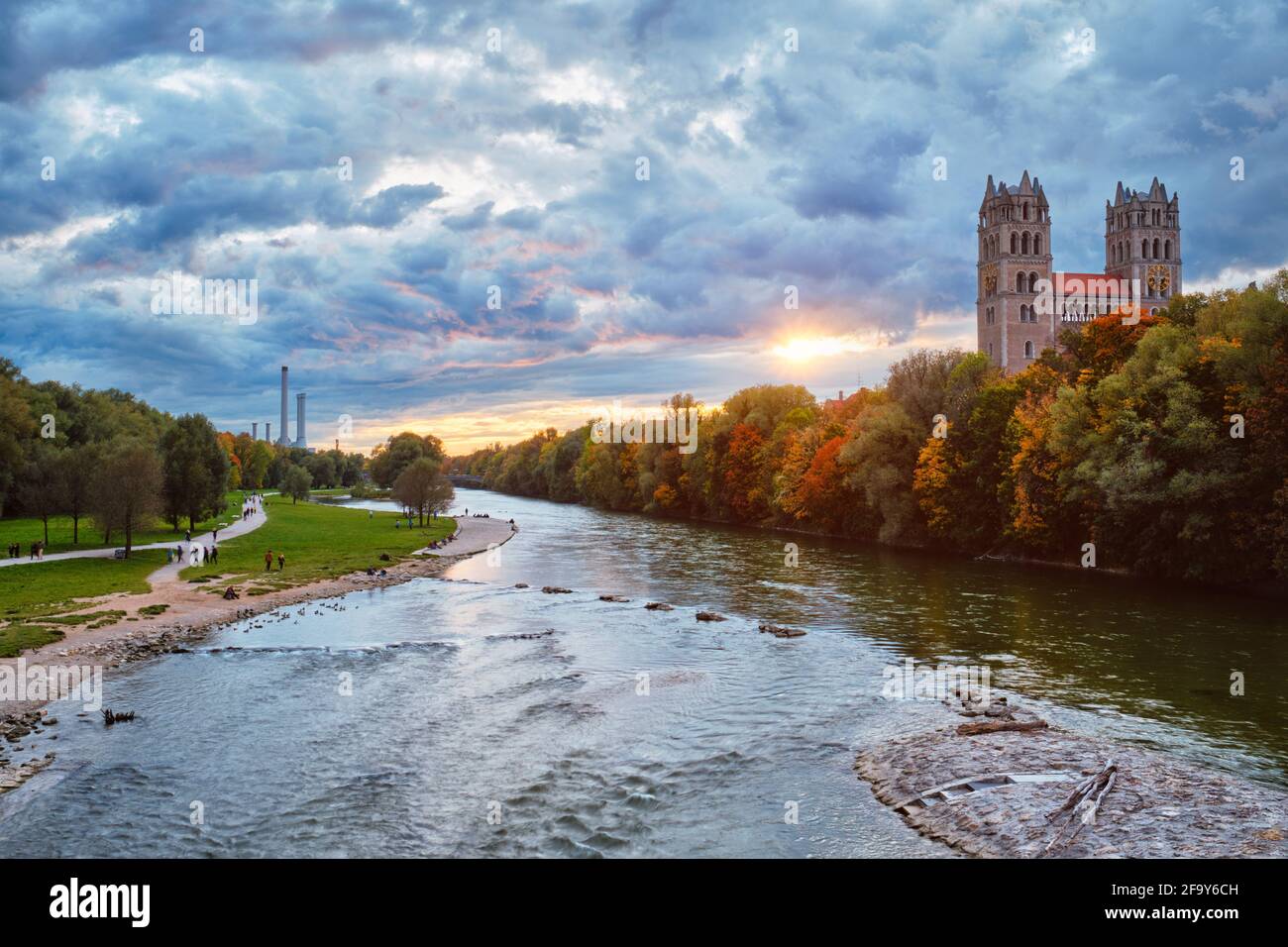 Rivière Isar, parc et église St Maximilian depuis le pont de Reichenbach. Munchen, Bavière, Allemagne. Banque D'Images