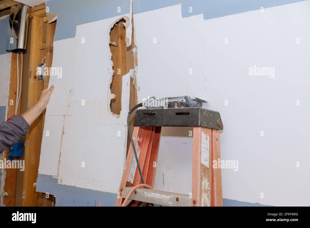 Mur en plaques de plâtre démoli avec rénovation de la cuisine intérieure en cours Banque D'Images