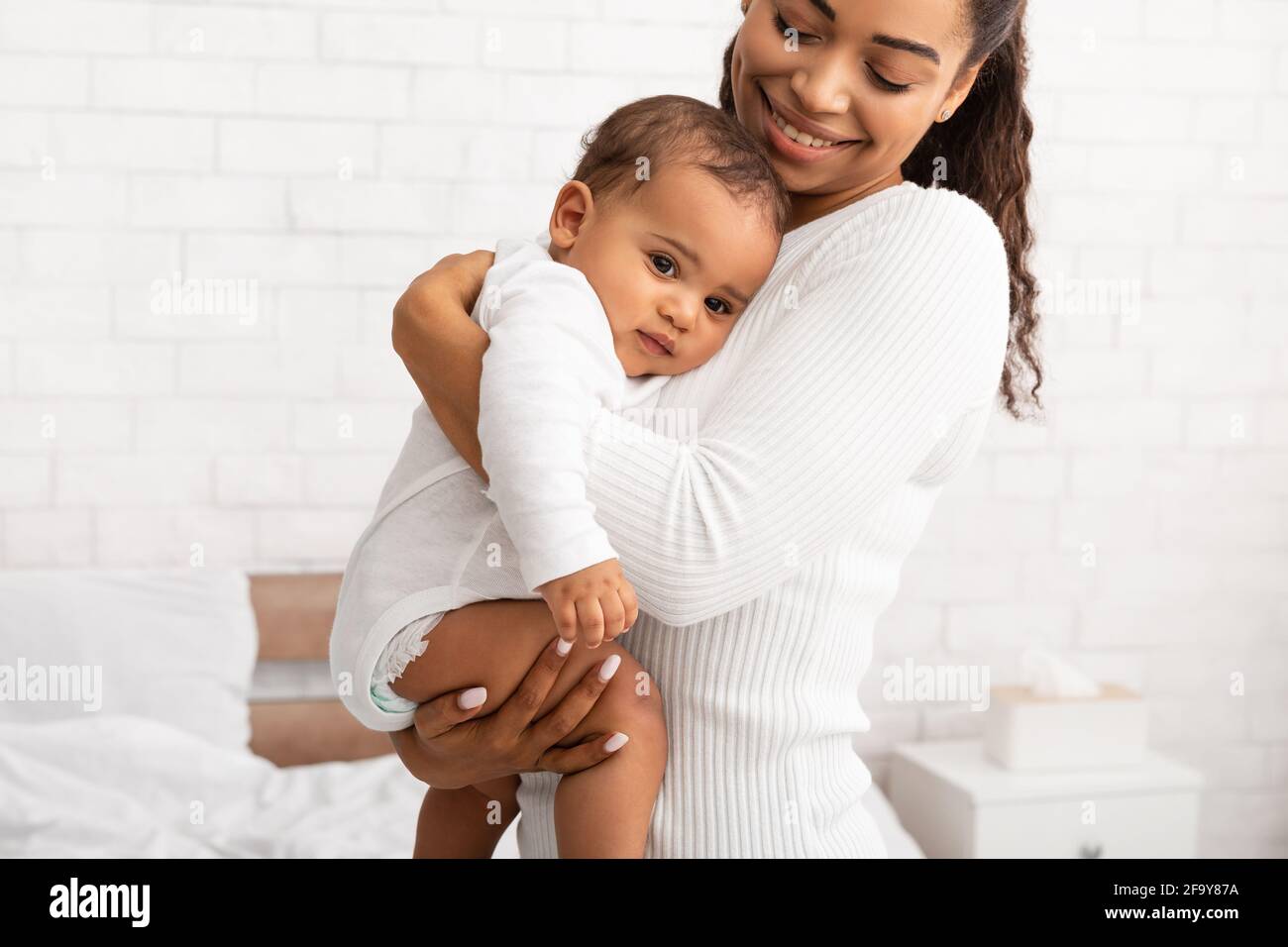 Maman Africaine Embrassant Bebe Fils Le Portant Dans Les Armes A L Interieur Photo Stock Alamy Maman Africaine Embrassant Bebe Fils Le Portant Dans Les Armes A L Interieur Photo Stock Alamy