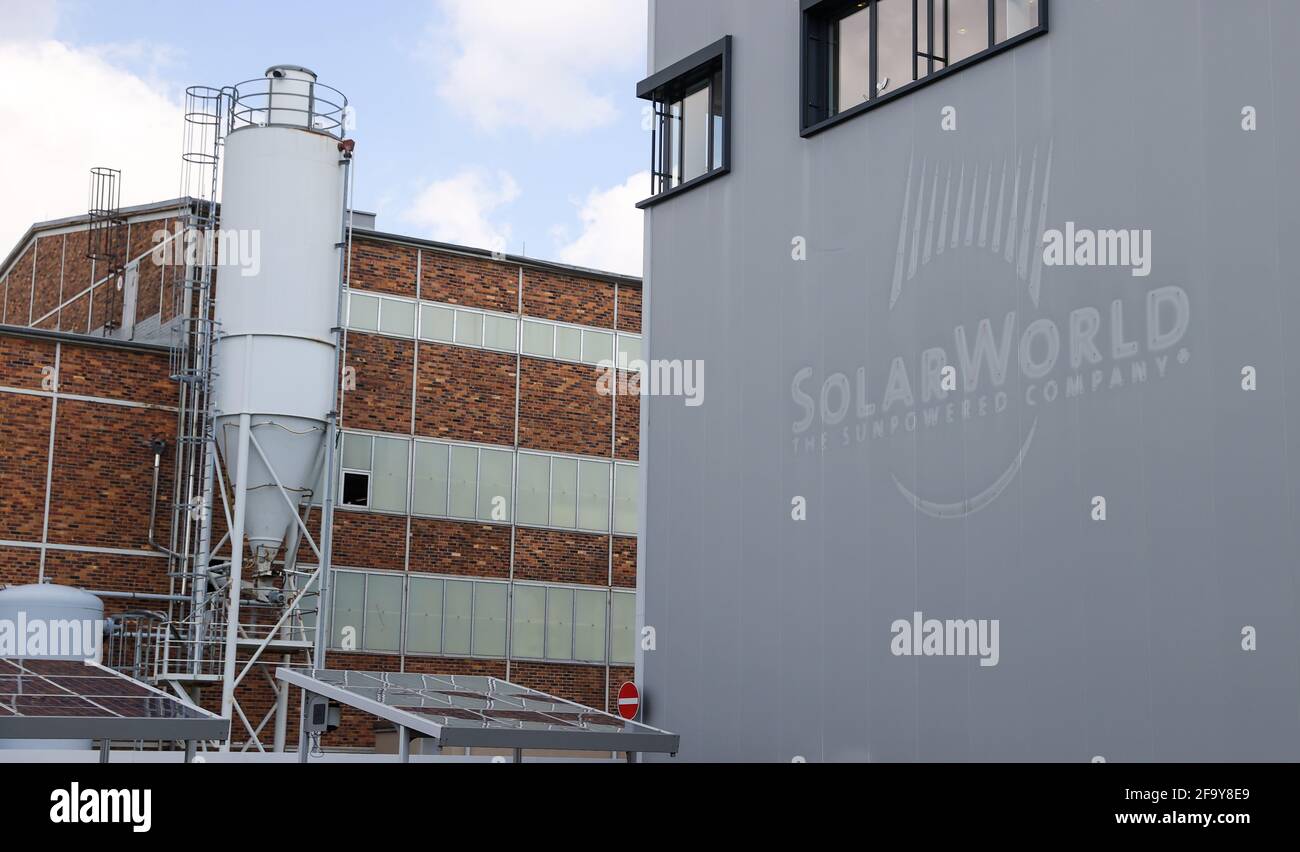 Freiberg, Allemagne. 21 avril 2021. Le logo fade de Solarworld peut encore être vu au nouveau siège du fabricant de modules solaires Meyer Burger. L'usine doit être officiellement ouverte ici du 26 mai. C'est presque exactement dix ans après l'ouverture de Solarworld. Les machines sont actuellement en cours d'installation et les chaînes de production sont préparées. L'entreprise suisse avait repris l'usine du fabricant de modules solaires Solarworld, en faillite, à Freiberg l'année dernière. Credit: Jan Woitas/dpa-Zentralbild/ZB/dpa/Alay Live News Banque D'Images