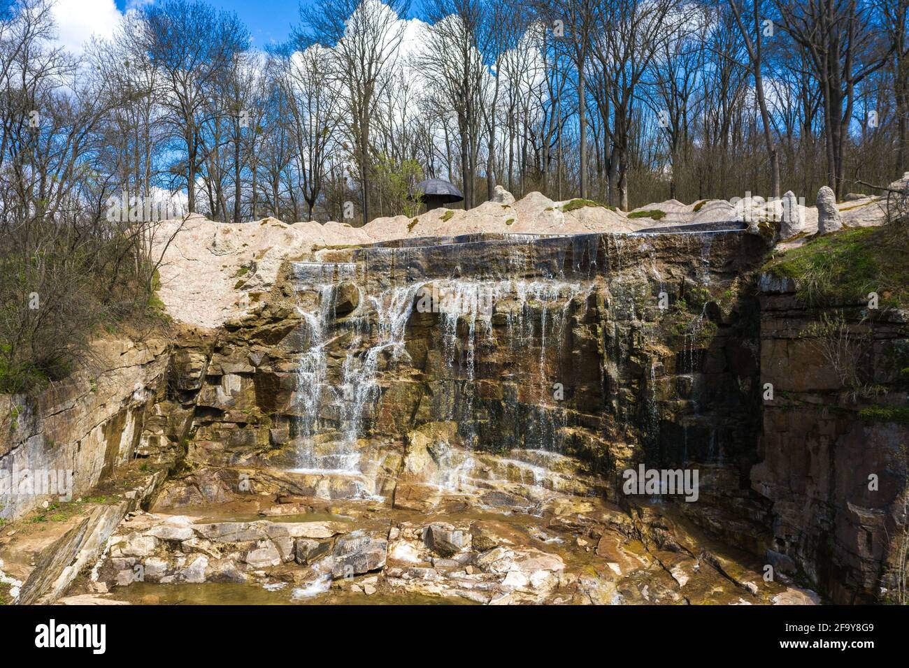 Belle cascade dans le parc Sofiyivka à Uman, Ukraine Banque D'Images