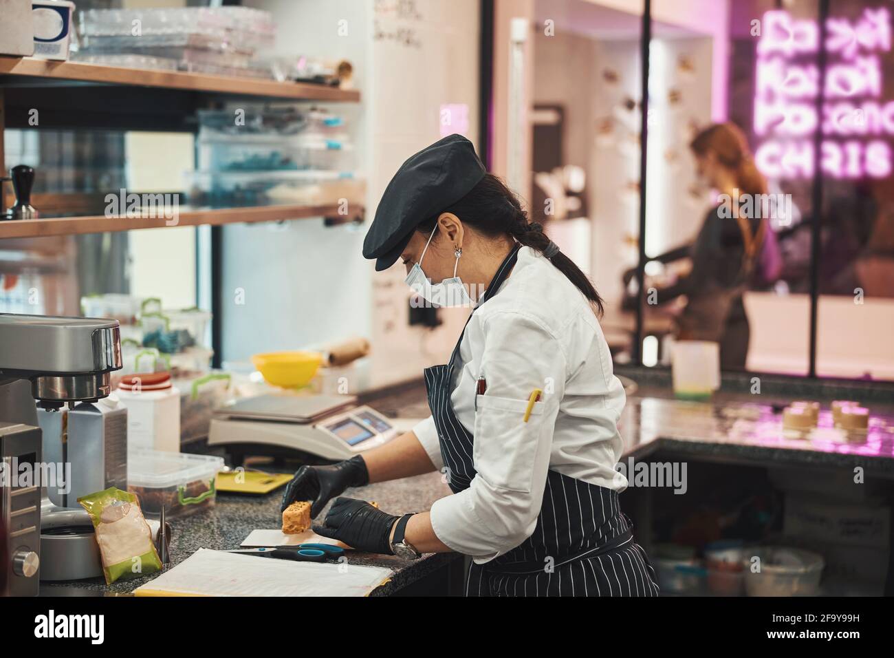 Chef pâtissier professionnel qui prépare des gourmandises dans la cuisine Banque D'Images