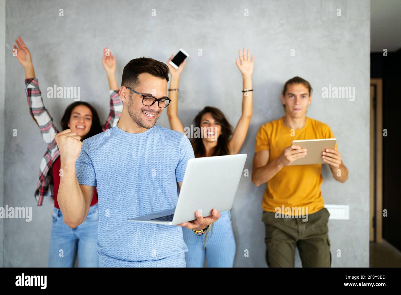 Concept moderne d'éducation, d'affaires, de démarrage, d'amitié et de travail d'équipe. Banque D'Images