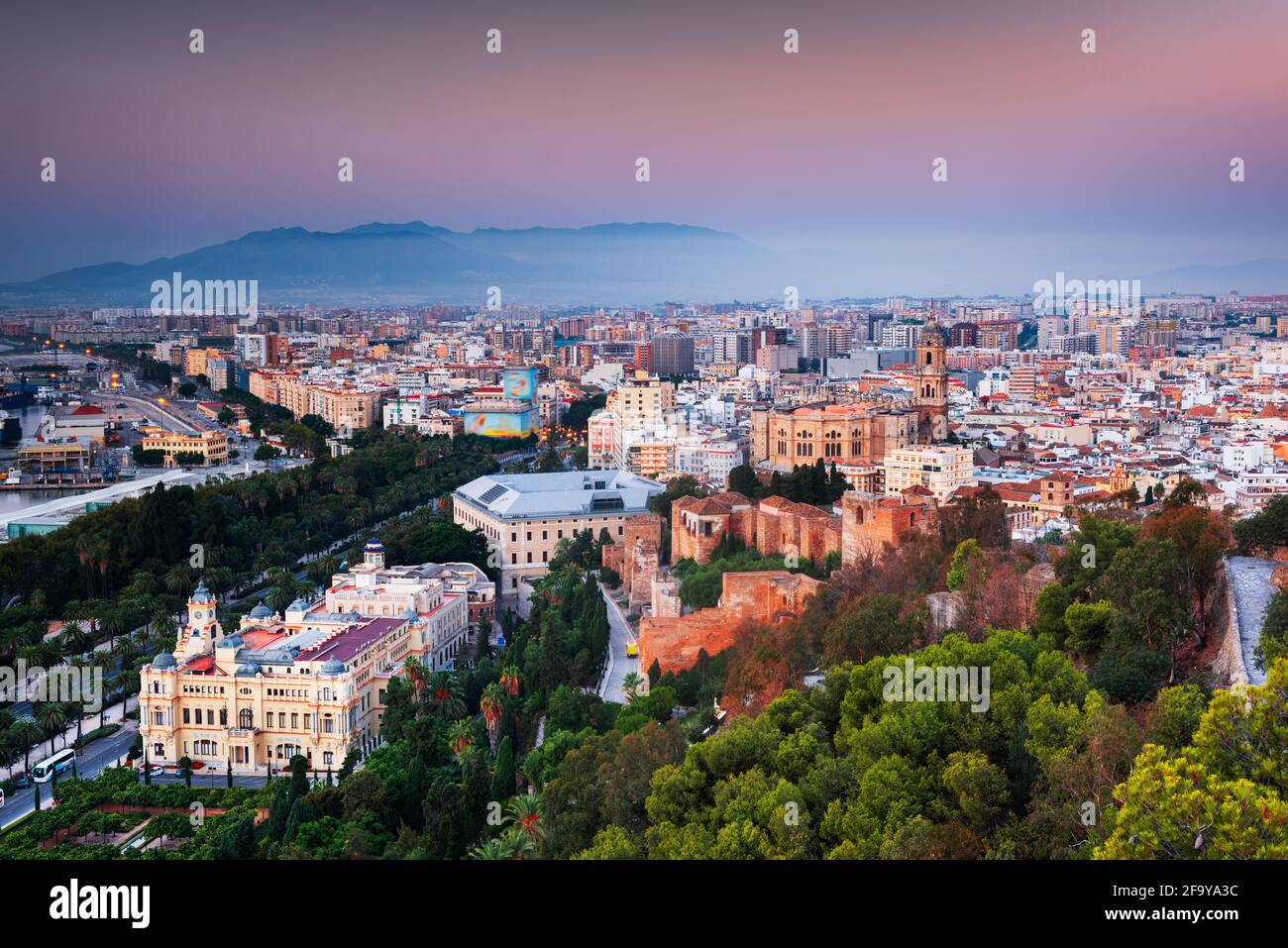 Malaga, Espagne paysage urbain à la Cathédrale, Hôtel de ville et Alcazaba citadelle de Malaga à la tombée de la nuit. Banque D'Images