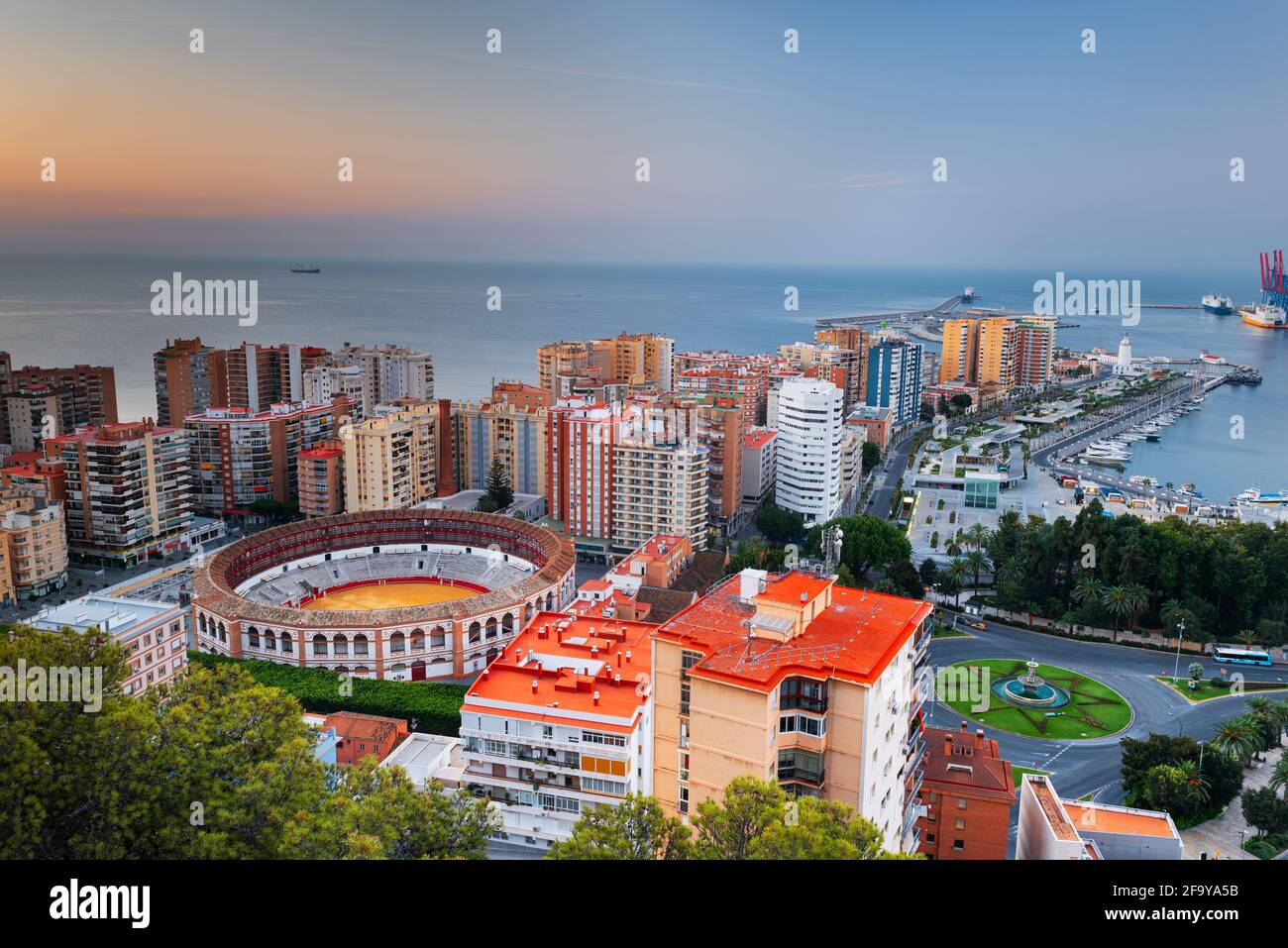 Malaga, Espagne aube vers la mer Méditerranée au crépuscule. Banque D'Images