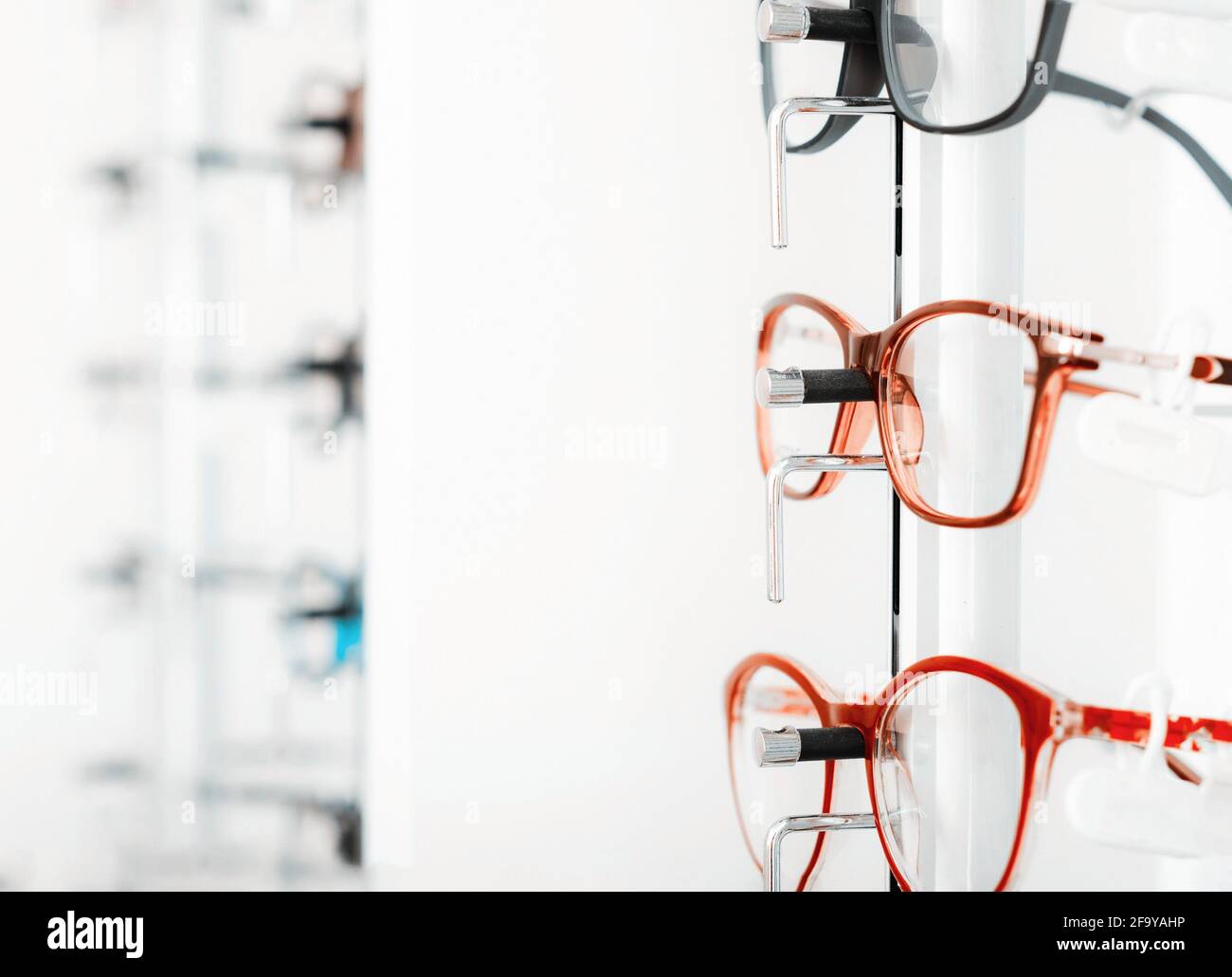 Vue rapprochée des lunettes optiques sur le support de l'opticien stocker Banque D'Images