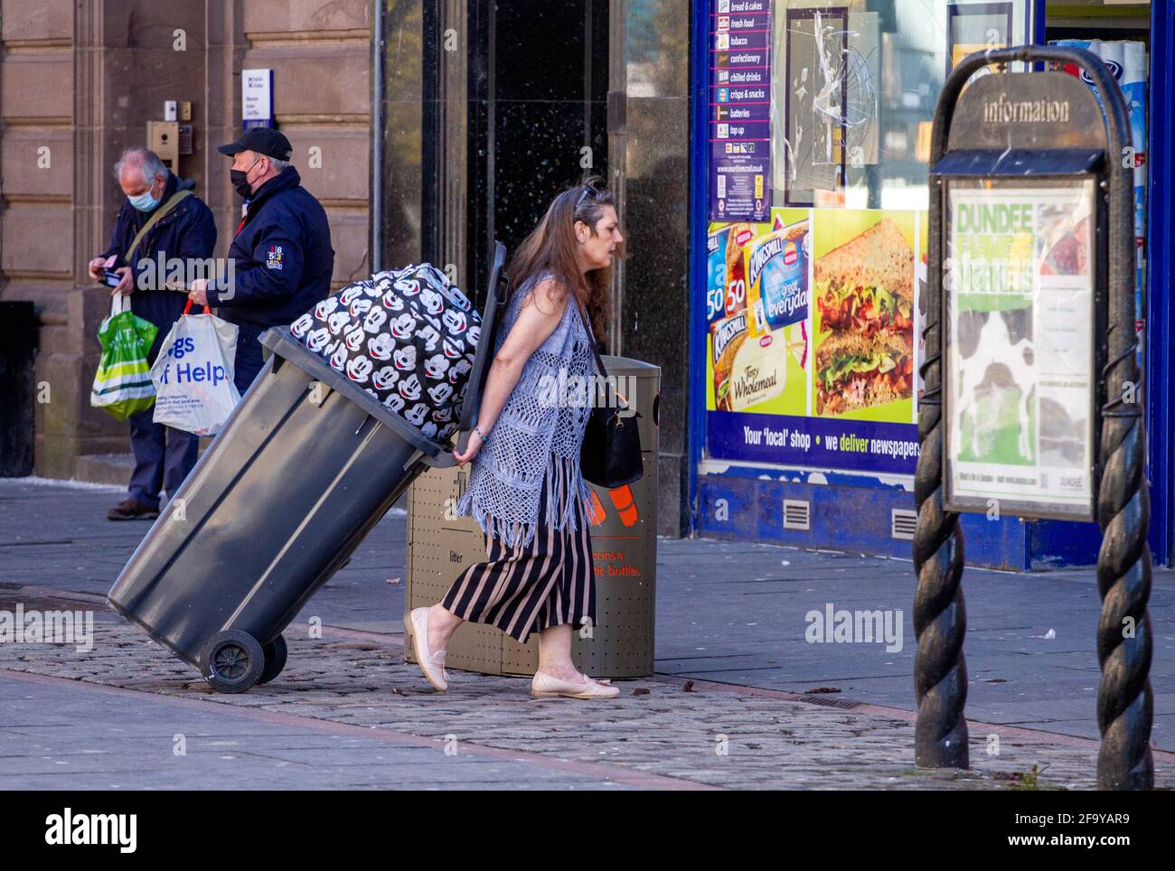 Femme avec poubelle à roulettes Banque de photographies et d'images à haute  résolution - Alamy